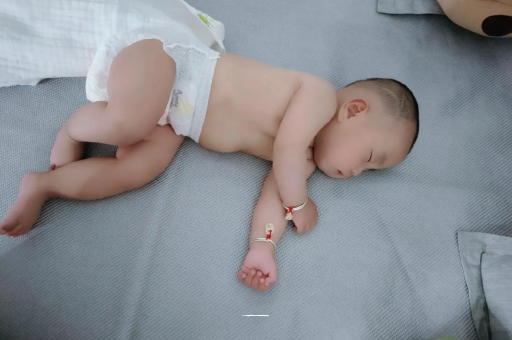 湖南宝宝拍嗝的正确方法